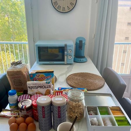 Chambre Privee Dans Un Appartement Partage Villeurbanne Luaran gambar