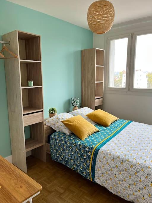 Chambre Privee Dans Un Appartement Partage Villeurbanne Luaran gambar